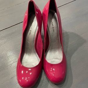 Gianni Bini hot pink pumps